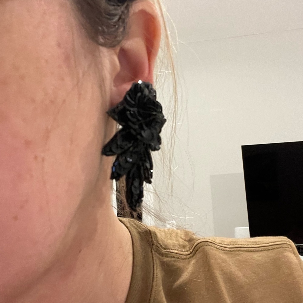 Vintage Black Seaquin Earrings - Picture 4 of 4
